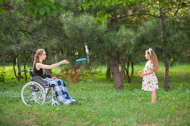 Fille handicapée joue au badminton.