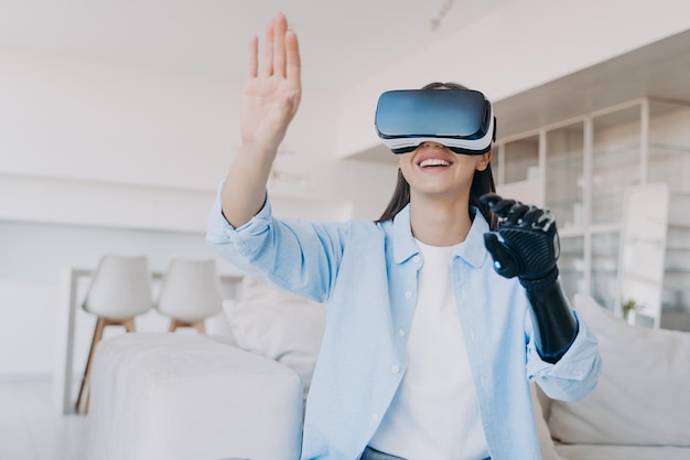 Une fille handicapée reçoit une rééducation dans des lunettes vr Amputé avec une prothèse de membre bionique