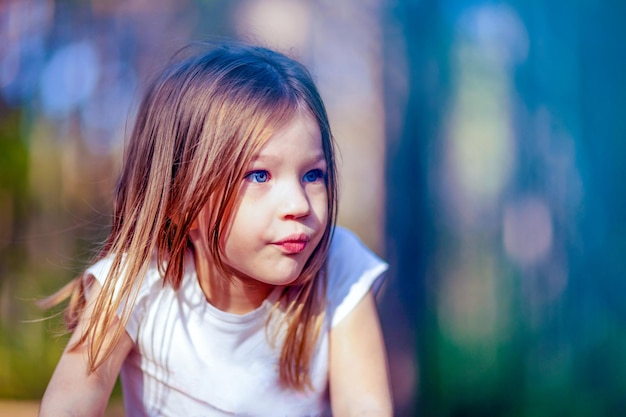 La fille hausse les épaules je ne sais pas