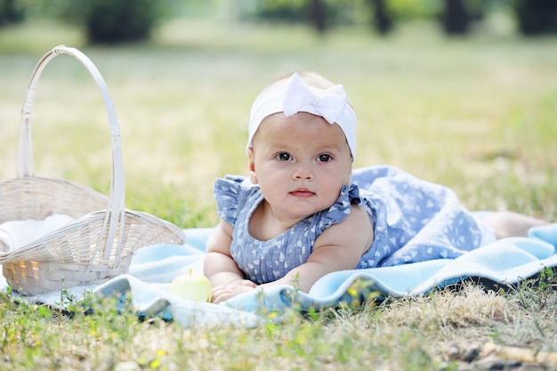 Fille sur l'herbe