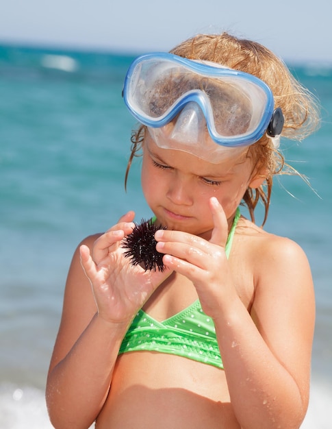 La fille avec le hérisson de mer