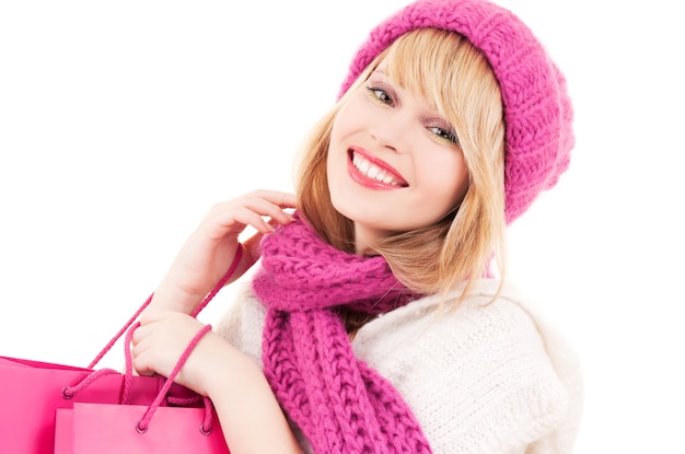 fille heureuse au chapeau avec des sacs roses