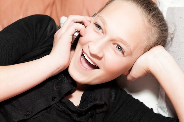 Fille heureuse au téléphone