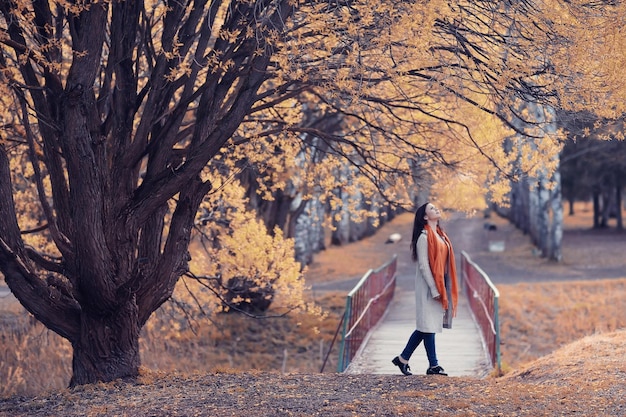 fille heureuse automne parc