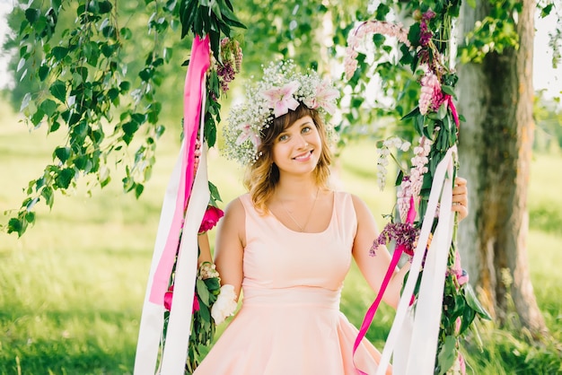 Fille heureuse sur une balançoire décorée