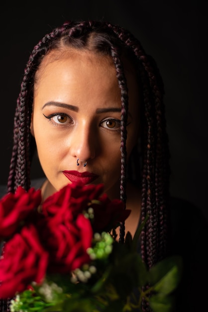 Fille heureuse, belle fille avec un bouquet de roses rouges à la main