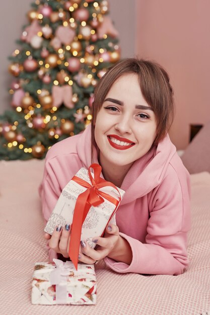 Fille heureuse avec boîte-cadeau