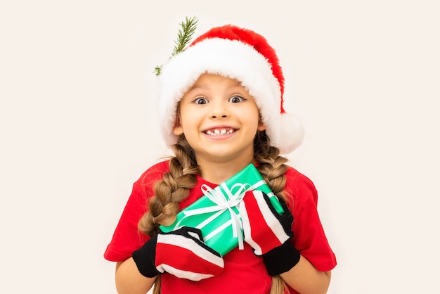 Fille heureuse avec un cadeau de Noël.