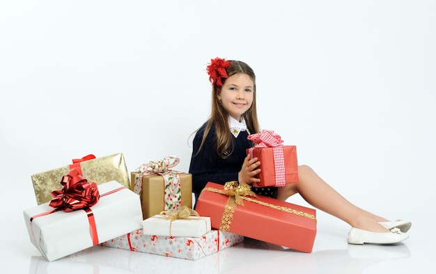 Photo fille heureuse avec les cadeaux de noël