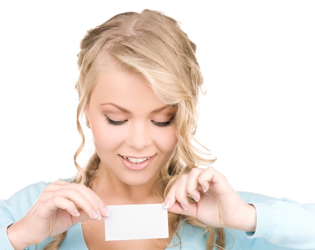 Photo fille heureuse avec carte de visite sur mur blanc