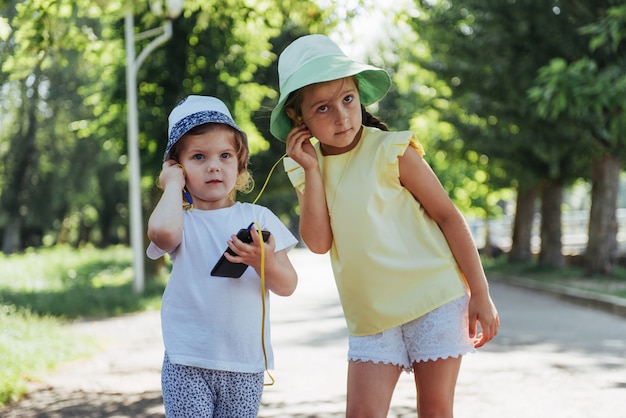 Fille heureuse avec un casque pour partager de la musique