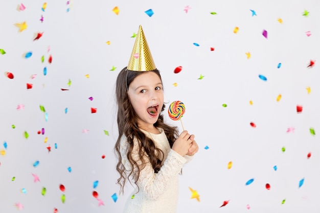 Fille heureuse avec un chapeau de fête