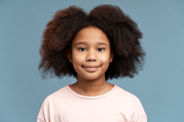 Fille heureuse avec des cheveux adorables souriant