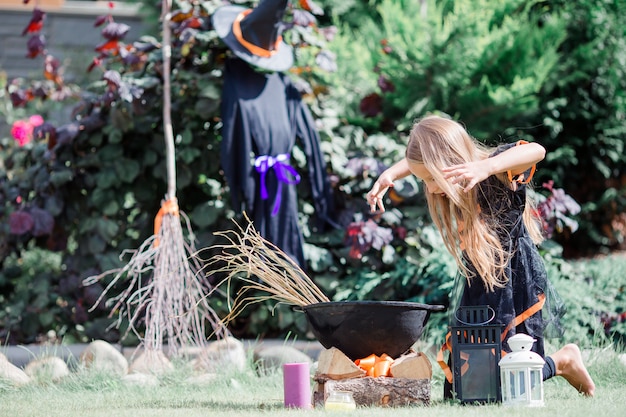 Fille heureuse en costume d'halloween avec citrouille Jack.Trick ou traiter