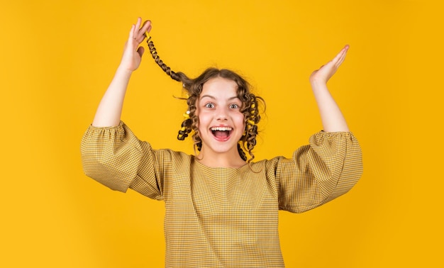 Fille heureuse dans les bigoudis jouant au salon de coiffure Conseils faciles pour faire de la coiffure pour les enfants oh mon dieu outils de coiffure et accessoires pour cheveux enfant pose avec des bigoudis bonheur de l'enfance