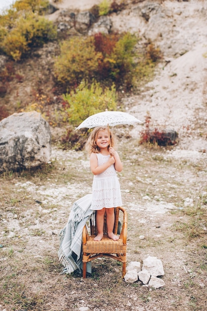 fille heureuse dans une chaise à l&#39;extérieur