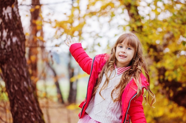 Fille heureuse dans le parc automne