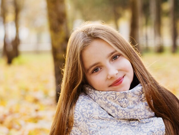 Fille heureuse dans le parc automne