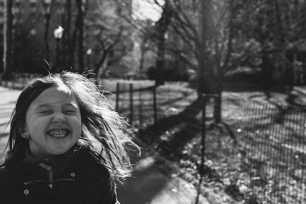 Photo une fille heureuse dans le parc.