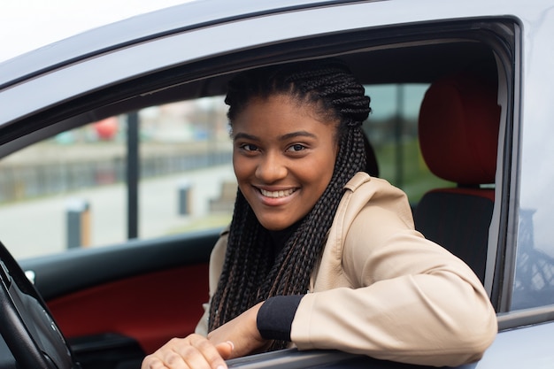 Fille heureuse dans une voiture au volant, afro-américain