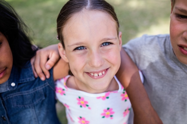 Fille heureuse debout dans le parc