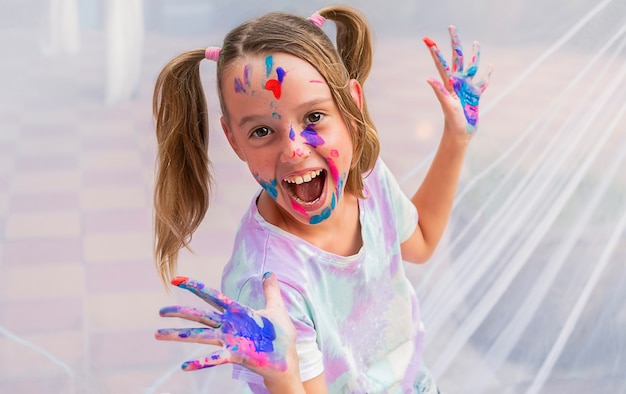 La fille heureuse était enduite de peinture