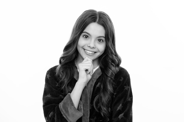 Fille heureuse face à des émotions positives et souriantes Portrait en studio d'enfants sur fond blanc Concept de mode de vie de l'enfance Visage d'adolescente mignonne en gros plan