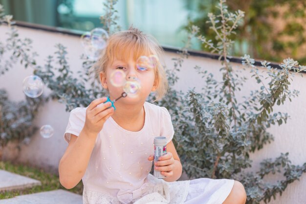 Fille heureuse faisant des bulles de savon