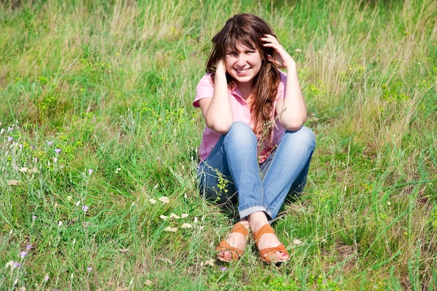 Fille heureuse à l'herbe verte.