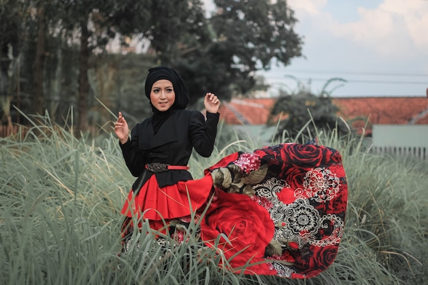 Photo fille heureuse avec hijab