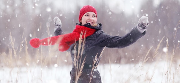 Fille heureuse l'hiver la neige court