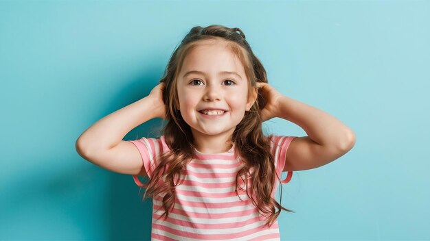 Photo une fille heureuse isolée sur un fond de studio blanc semble heureuse joyeuse sincère copyspace enfance