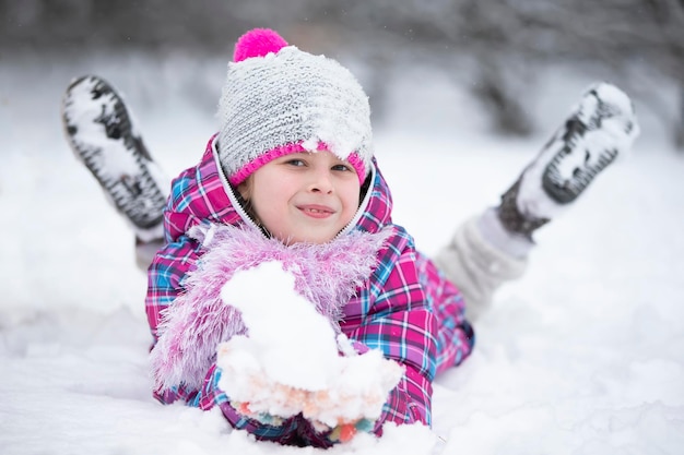 La fille heureuse jette la neige