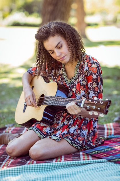 fille heureuse, jouer de la guitare