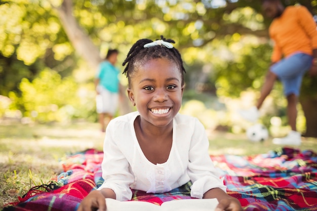 Fille heureuse, lisant un livre