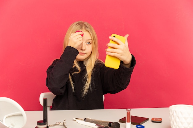 Fille heureuse à la maison parlant devant la caméra pour vlog. Adolescent travaillant comme blogueur, enregistrant un didacticiel vidéo pour Internet.