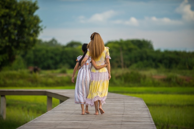 Fille heureuse marchant avec mère