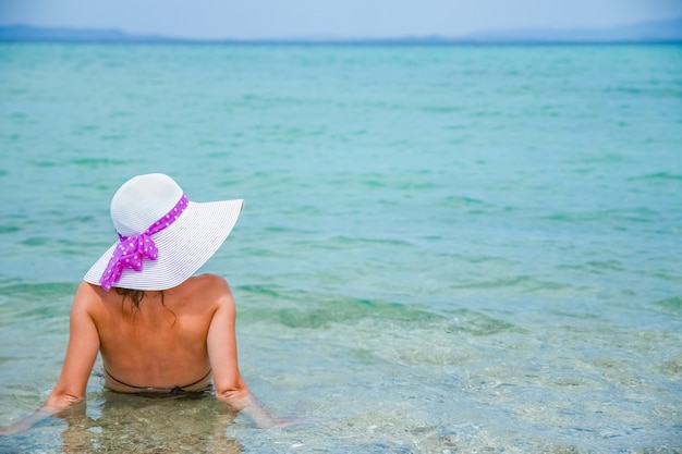 Fille heureuse en mer en Grèce sur la nature de sable