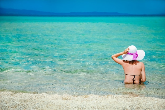 Fille heureuse en mer en Grèce sur la nature de sable