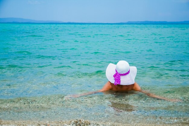 Fille heureuse en mer en Grèce sur la nature de sable