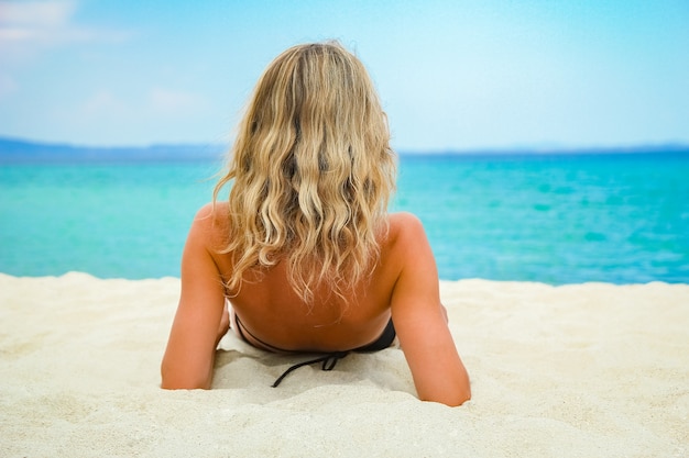 Fille heureuse en mer en Grèce sur la nature de sable