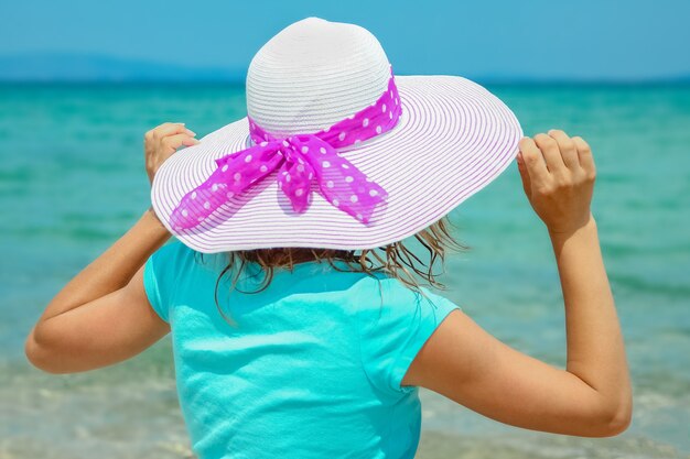 Fille heureuse en mer en Grèce sur la nature de sable