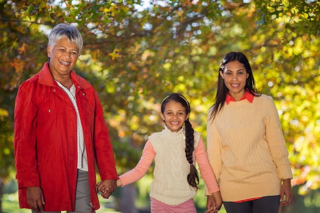 Fille heureuse avec mère et grand-mère au parc