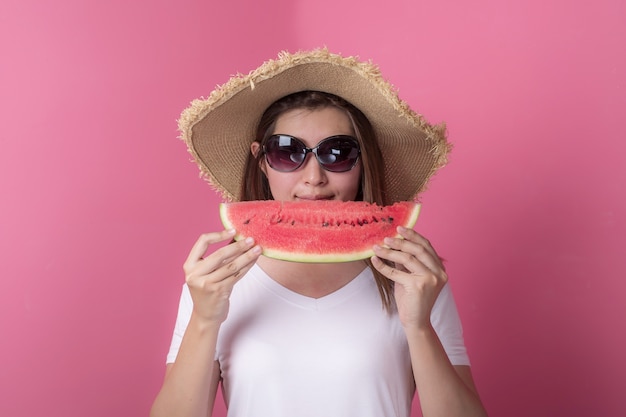 fille heureuse mordu par une pastèque