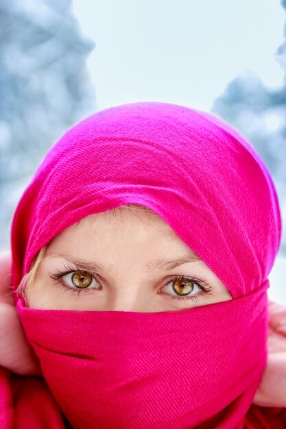 Fille heureuse sur la nature Portrait d'hiver dans le parc