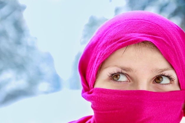 Fille heureuse sur la nature Portrait d'hiver dans le parc