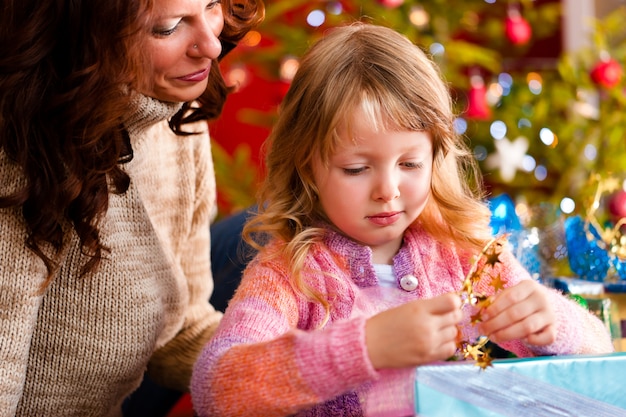 fille heureuse avec Noël présente le soir de Noël