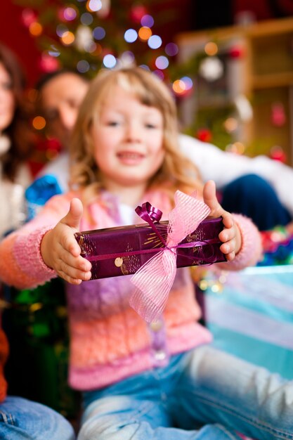 Photo fille heureuse avec noël présente le soir de noël