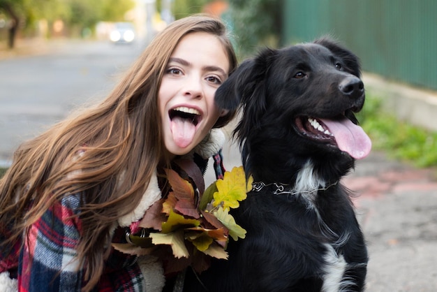 Fille heureuse obtient de beaux jeux de chien et embrasse les humains et les chiens