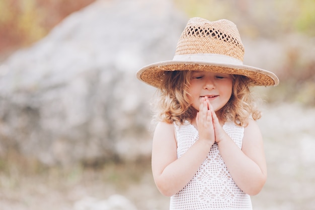 fille heureuse portant un chapeau à l&#39;extérieur